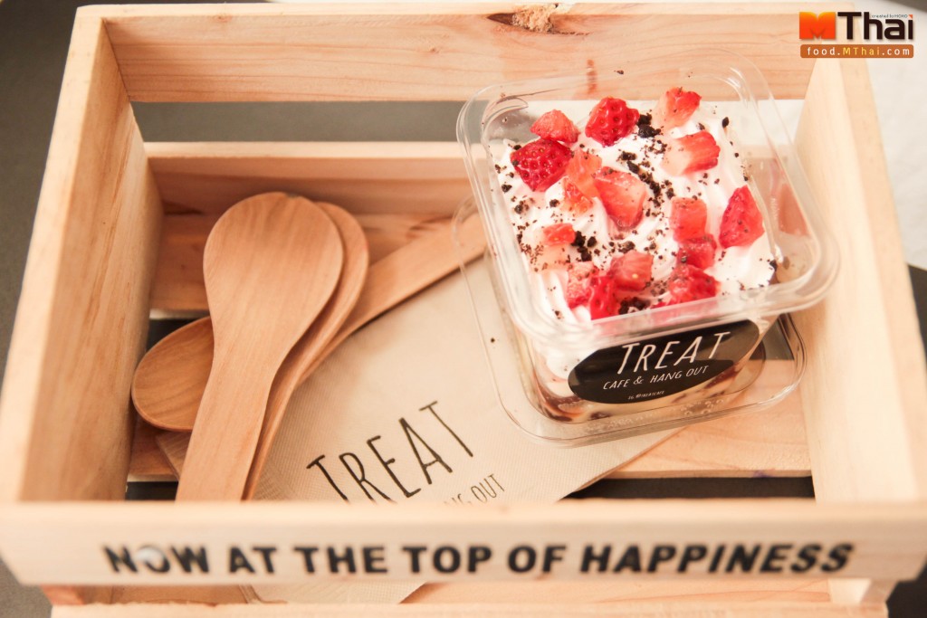 strawberry-trifel จากร้าน Treat Cafe & Hang out