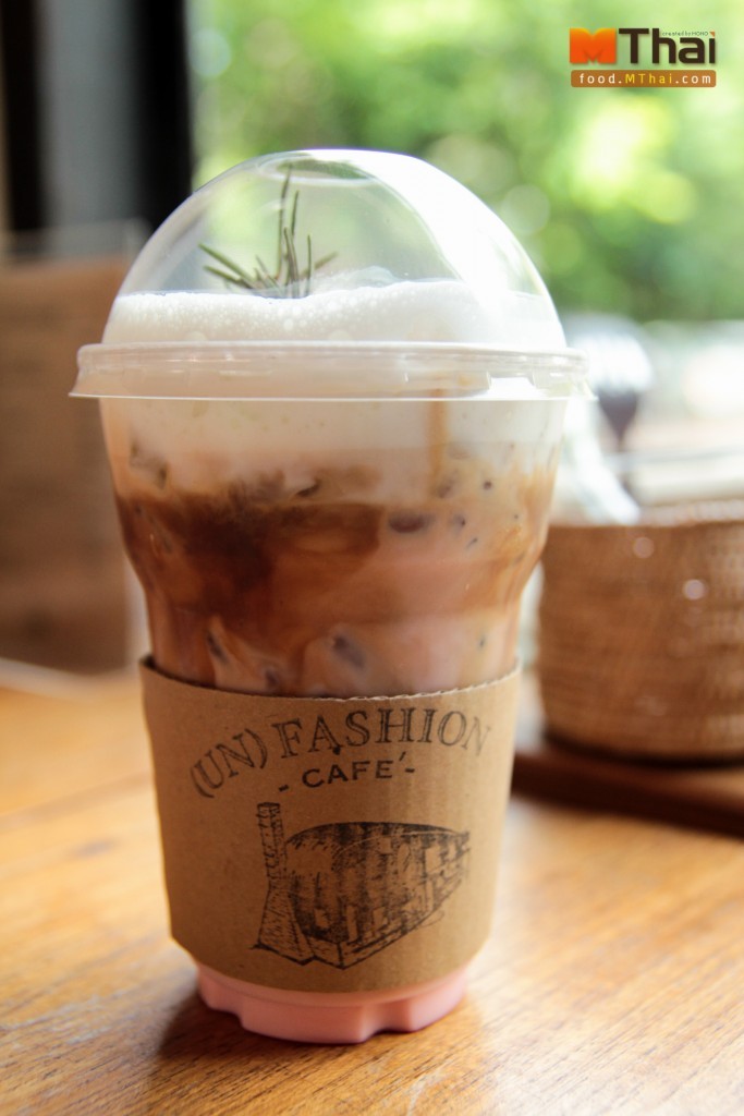 สตรอเบอรี่ลาเต้ (Strawberry latte) - Un Fashion Cafe