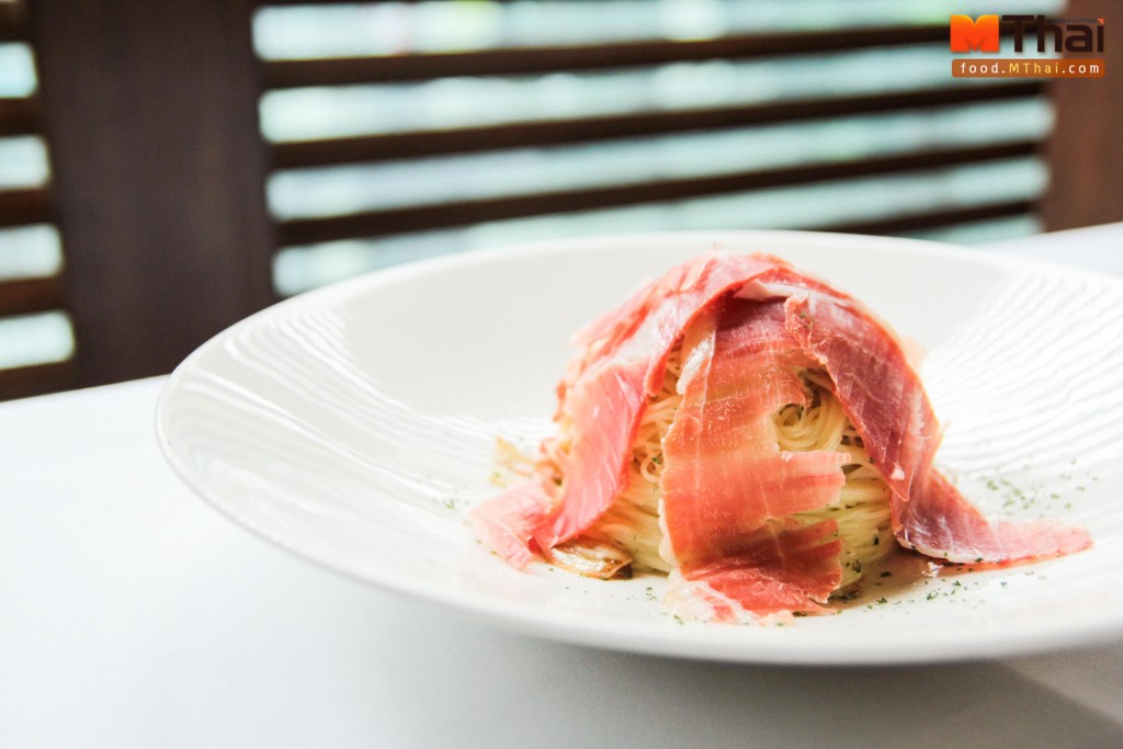 เส้น Angel hair ผัดน้ำมันโอลิโอ เสิร์ฟคู่กับเซราโนแฮมสไลด์