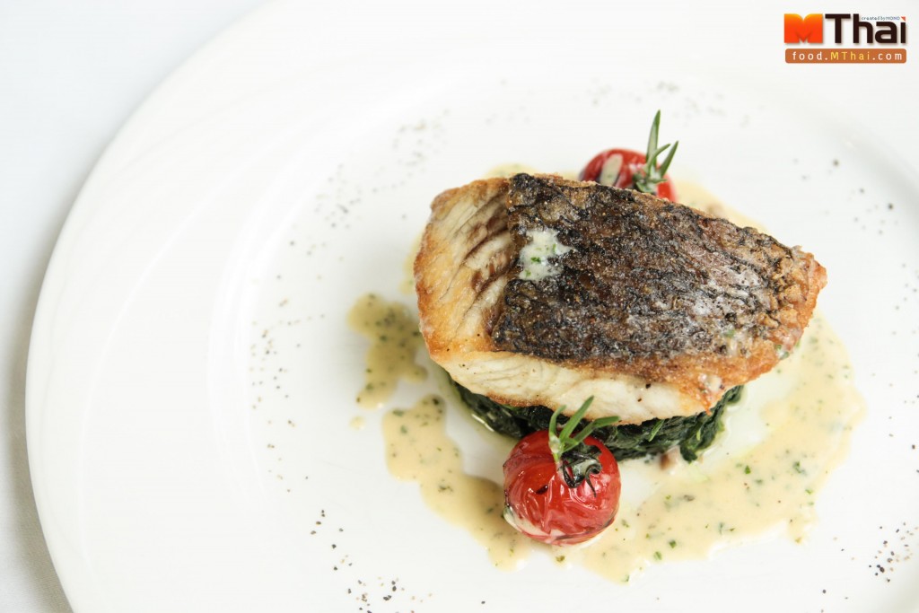 เนื้อปลากระพงอบด้วย ทานคู่กับซอเต้สแปนนิช หรือผักขม  (ซอเต้ไปวิธีการผัดแบบเร็วหรือใช้น้ำมันน้อยแบบฝรั่งเศส) ราดด้วยซอสครีมเห็ด
