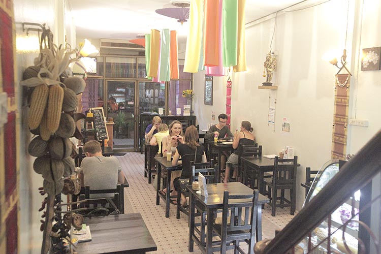 restaurant-bangkok-samsen-interior-with-customers-eating-2-4e8b4212a637d210f3c8fb3aa716078e