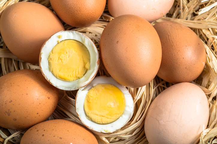 ต้มไข่ วิธีต้มไข่ วิธีต้มไข่ให้ไข่แดงอยู่ตรงกลางลูก สูตรอาหาร สูตรเด็ดเคล็ดลับ เคล็ดลับ เคล็ดลับการผ่าไข่ต้ม เมนูไข่ ไข่ต้ม ไข่ไก่